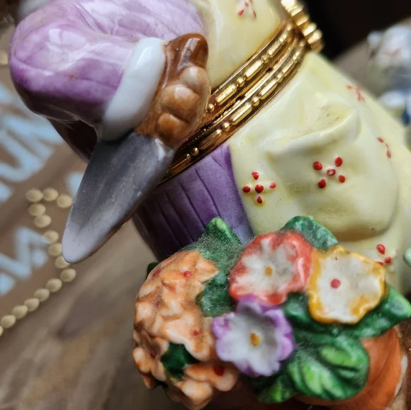 Vintage CWC Bunny Spring Hinged Trinket Box, Gardening Rabbit w Baby, Flowers - Picture 6 of 12